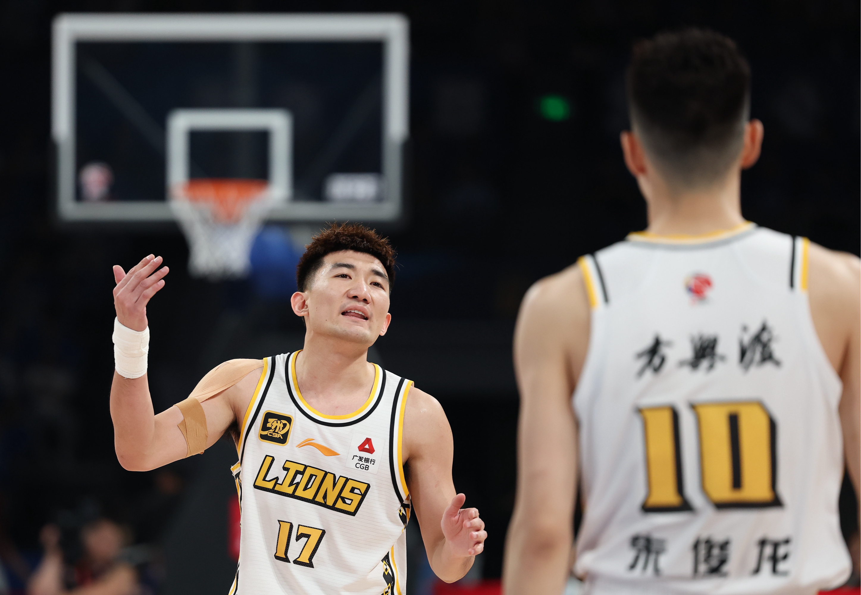 九游包含CBA季后赛关键时刻再迎强敌，浙江队调整名单，主帅态度——话题不断，临场指挥获称赞的词条